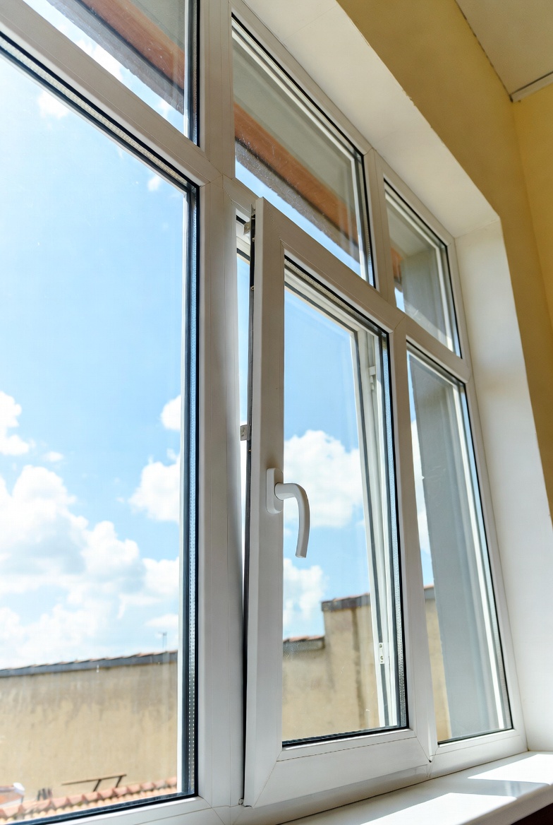 Современные солнцезащитные пластиковые окна в светлой комнате